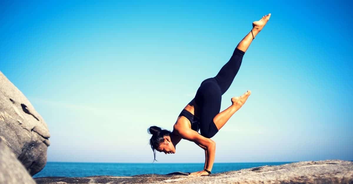 woman doing calisthenics to reap the benefits of bodyweight exercises